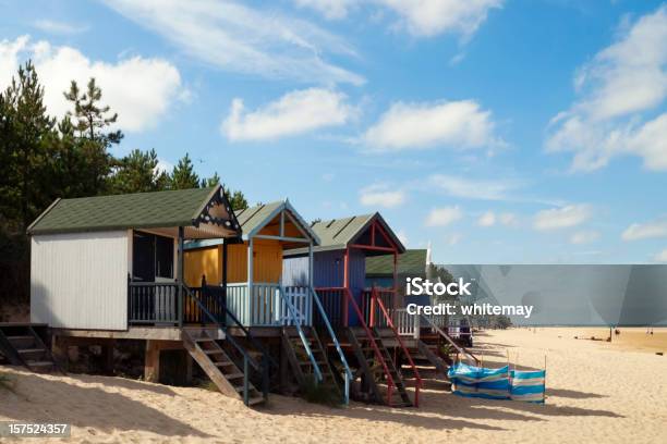 Photo libre de droit de Des Cabanes De Plage Vacances Sur Wells banque d'images et plus d'images libres de droit de Abri de plage - Abri de plage, Angleterre, Baie - Eau