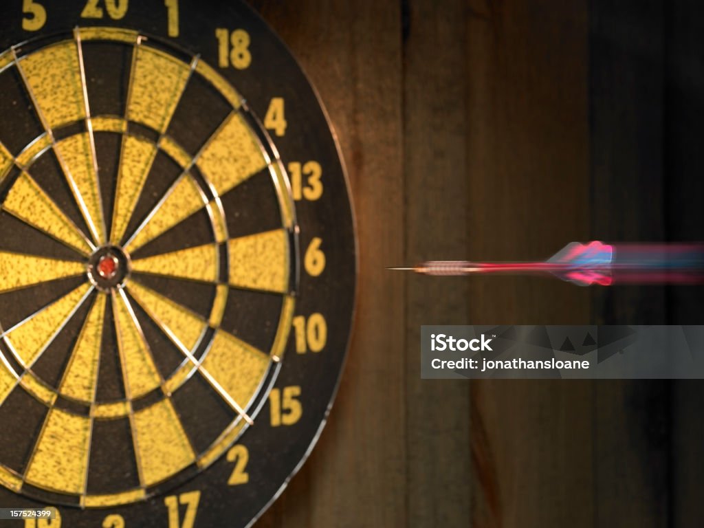 Freccetta colpire per bulls-eye del Bersaglio delle freccette - Foto stock royalty-free di Bersaglio delle freccette