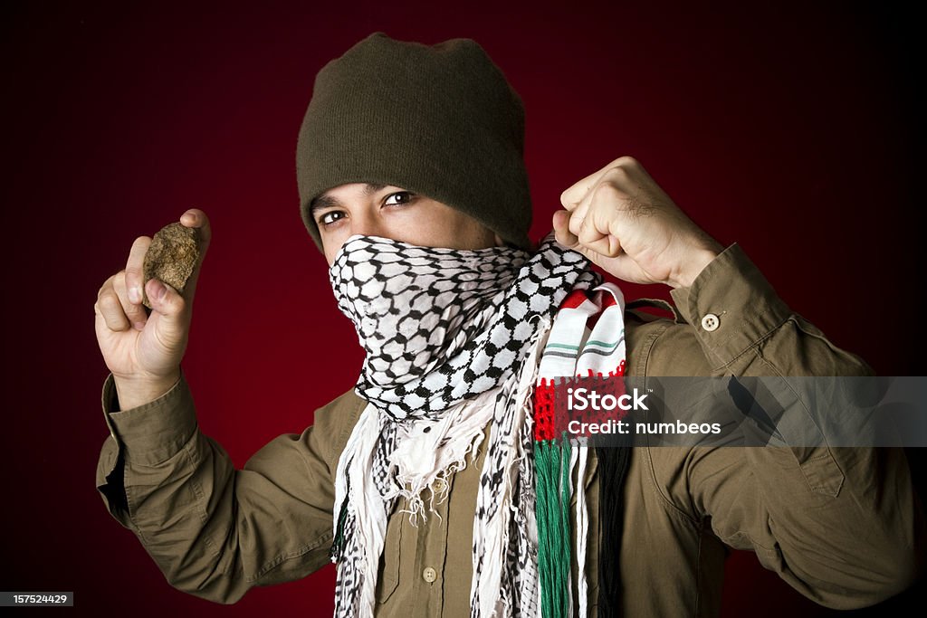 Angry manifestante lanzar piedras - Foto de stock de Kufiyya libre de derechos