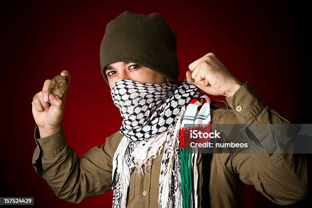 Angry Protestante Atirando Stone - Fotografias de stock e mais imagens de Kaffiyeh - Kaffiyeh, Protesto, Adulto