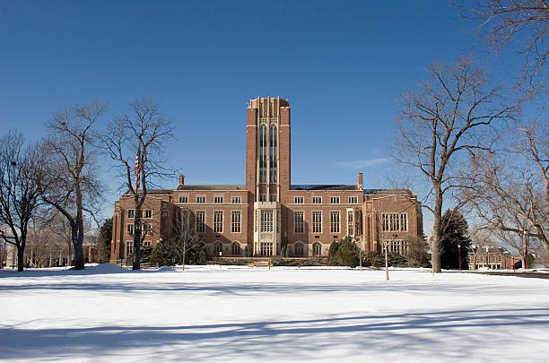 o inverno, neva e universidade de denver's mary reed building, colorado - university of colorado - fotografias e filmes do acervo