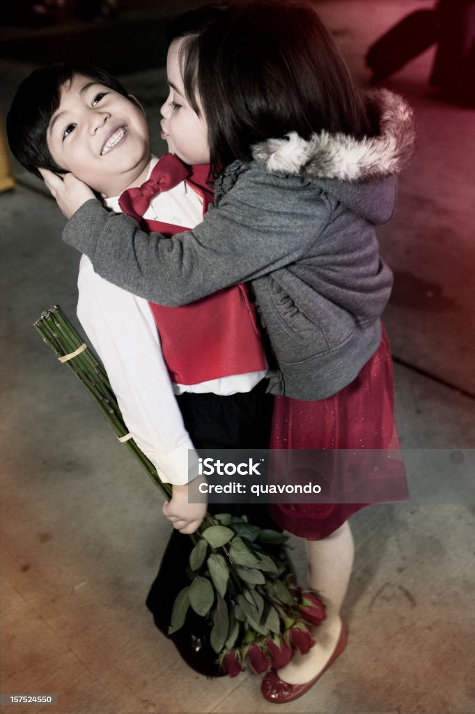 Éviter un baiser de la Saint-Valentin, petit garçon appuyé de fille, Copyspace - Photo de Amour libre de droits