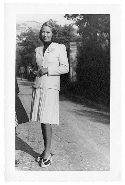 giovane donna in bianco e 1941.black - 1940s style foto e immagini stock