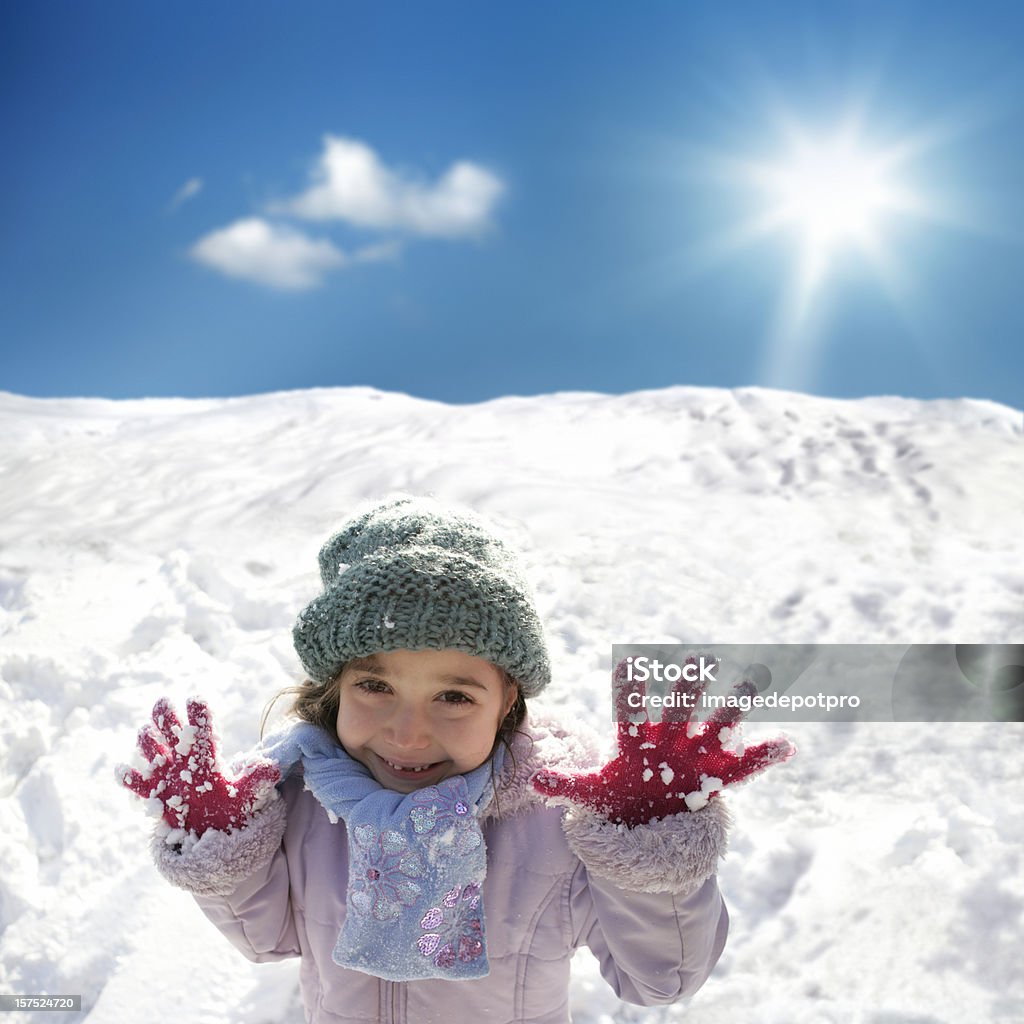 Rapariga feliz Jogando Bola de Neve - Royalty-free Neve Foto de stock