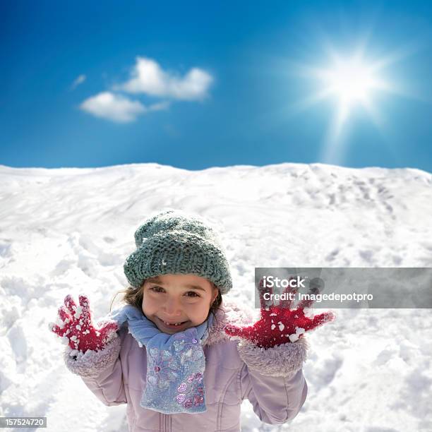 Rapariga Feliz Jogando Bola De Neve - Fotografias de stock e mais imagens de Neve - Neve, Raparigas, 6-7 Anos