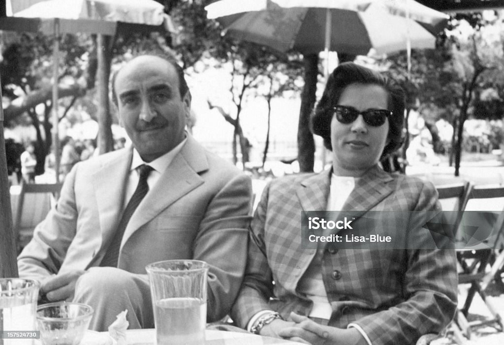 Casal maduro em uma calçada, Cafè, 1952.Black e branco - Foto de stock de Estilo retrô royalty-free