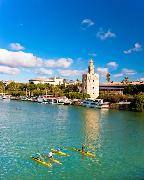 fiume guadalquivir - seville sevilla torre del oro tower foto e immagini stock