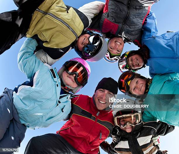 Foto de Grupo De Esqui e mais fotos de stock de Esqui - Esqui e snowboard - Esqui - Esqui e snowboard, Criança, Educação