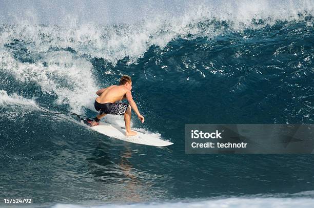 Jovem Macho Surfista - Fotografias de stock e mais imagens de Adulto - Adulto, Ao Ar Livre, Atividade