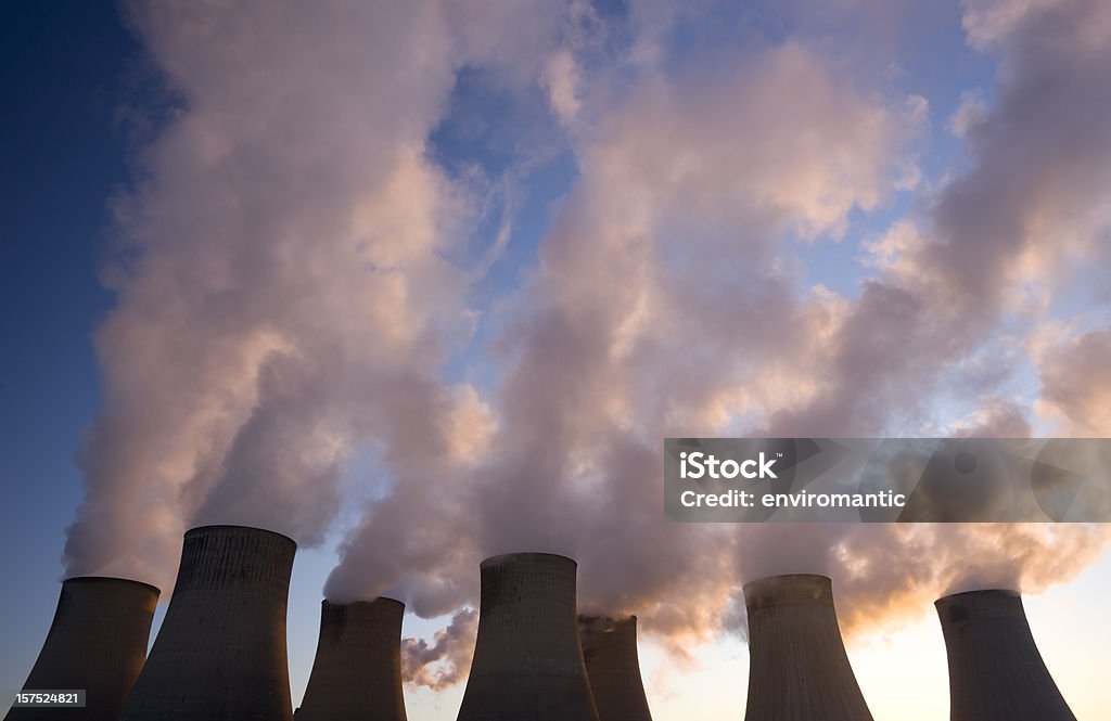 Torres de resfriamento de uma estação elétrica a carvão alimentada. - Foto de stock de Mudanças climáticas royalty-free