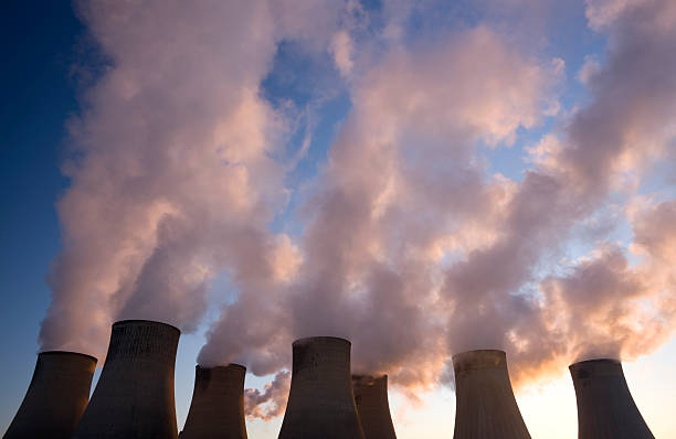 охлаждающих башен зарядитесь энергией в угольная электростанция. - climate change coal power station стоковые фото и изображения