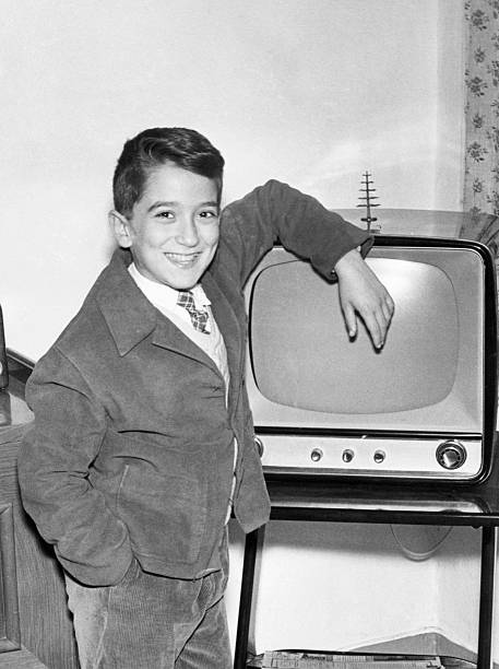 мальчик с телевизором в 1952.black и белый - old obsolete house black and white стоковые фото и изображения