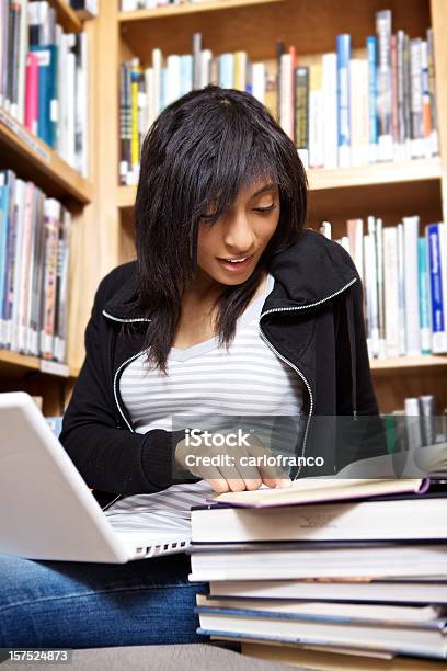 Investigação Papel Na Biblioteca - Fotografias de stock e mais imagens de Adolescente - Adolescente, Biblioteca, Computador Portátil