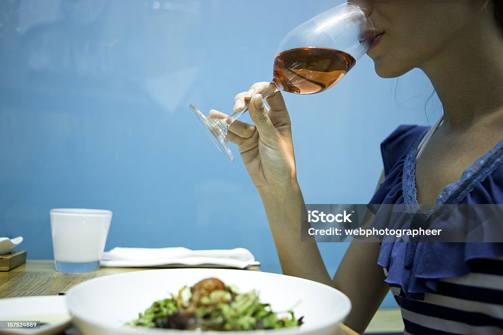 Beber vino - Foto de stock de Restaurante libre de derechos