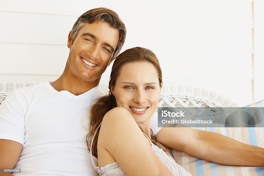 Retrato de um casal romântico relaxante juntos - Foto de stock de 30 Anos royalty-free