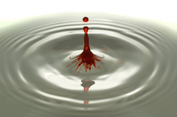 ドロッ�プの血液 - ripple concentric wave water ストックフォトと画像