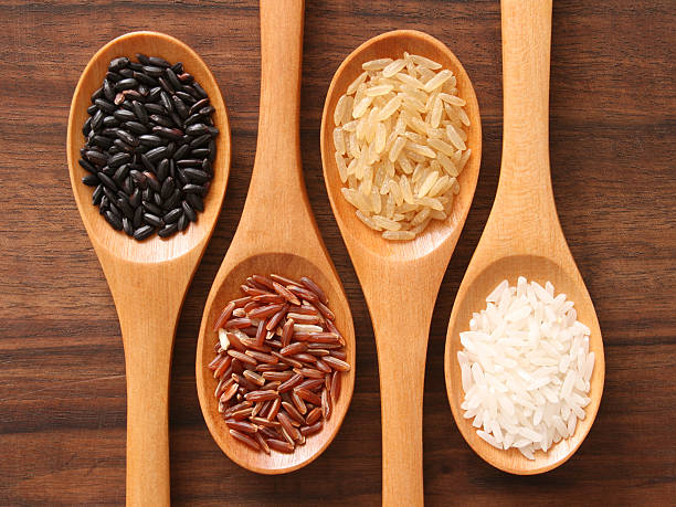arroz y spoons - brown rice fotos fotografías e imágenes de stock