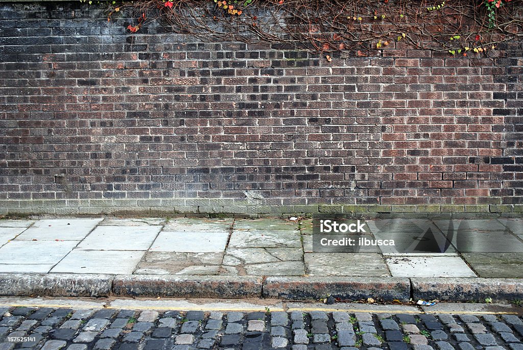 Urban de fundo de parede de tijolo vermelho no Reino Unido com calçada - Foto de stock de Arquitetura royalty-free
