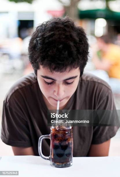 Bebida De Cola - Fotografias de stock e mais imagens de Cola - Refrigerante - Cola - Refrigerante, Refrigerante, Adolescente