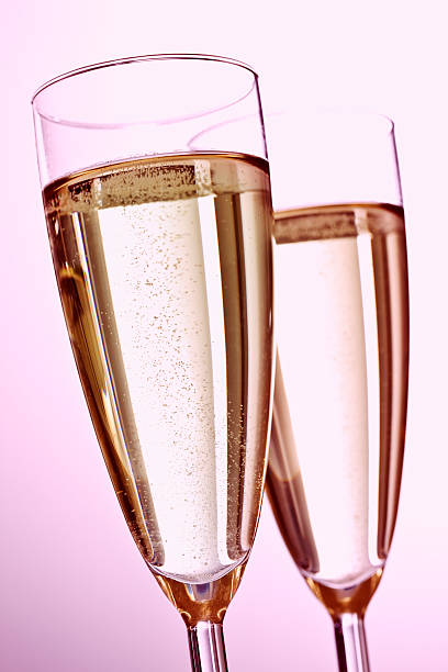 rosa de san valentín con champán - champagne pink bubble valentines day fotografías e imágenes de stock