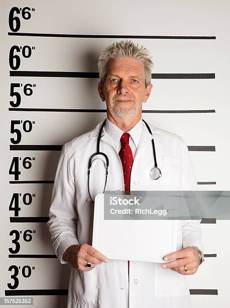 Mugshot De Un Médico Foto de stock y más banco de imágenes de Doctor - Doctor, Foto policial, Cárcel