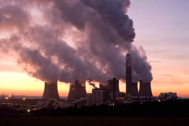 węgiel napędzał power station. - chimney fuel and power generation coal fossil fuel zdjęcia i obrazy z banku zdjęć