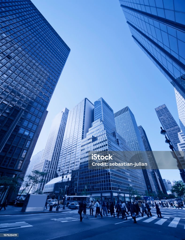 manhattan Morgen Menschen-Kreuzung mit Wolkenkratzern im Hintergrund - Lizenzfrei Architektur Stock-Foto