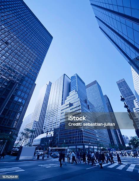 Manhattan Morgen Menschenkreuzung Mit Wolkenkratzern Im Hintergrund Stockfoto und mehr Bilder von Architektur