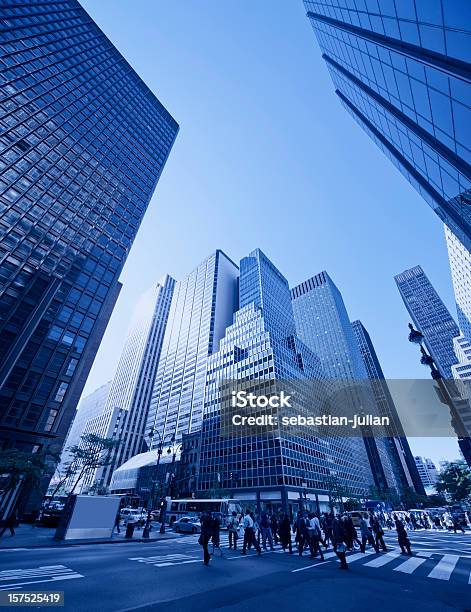 Manhattan Mañana Las Personas Cruzar Con Rascacielos En El Fondo Foto de stock y más banco de imágenes de Arquitectura