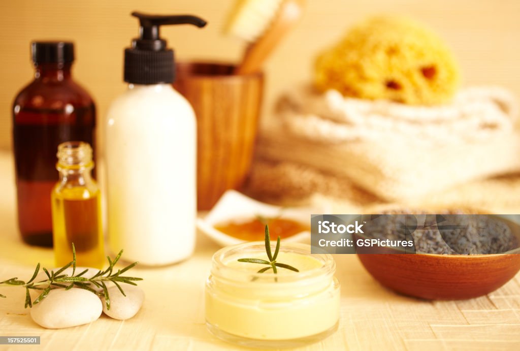 Crema idratante lozioni solari, oli essenziali, lavanda e prodotti da bagno. - Foto stock royalty-free di Cibo biologico