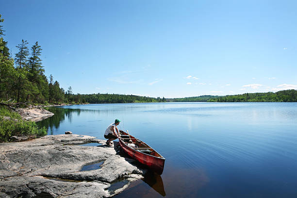 中の自然の湖でのフィッシング - canoeing canoe minnesota lake ストックフォトと画像