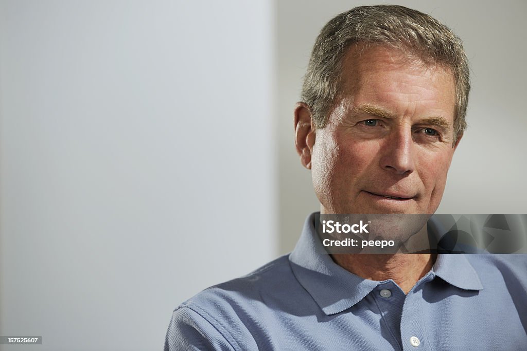 Porträt ein älterer Mann mit einem leichten blauen button-down. - Lizenzfrei Alter Erwachsener Stock-Foto