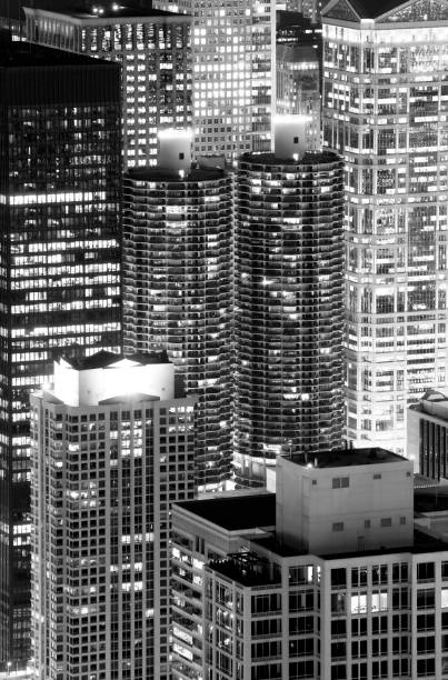 edifícios de chicago à noite - chicago black and white contemporary tower - fotografias e filmes do acervo