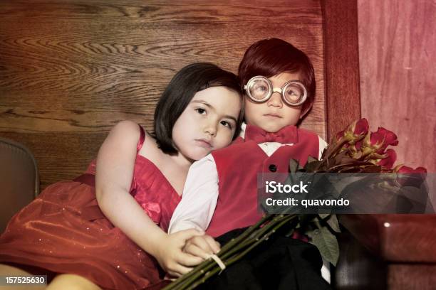 San Valentín Encantadores Niños Sunggling En La Fecha Con Rosas Espacio De Copia Foto de stock y más banco de imágenes de Anticuado