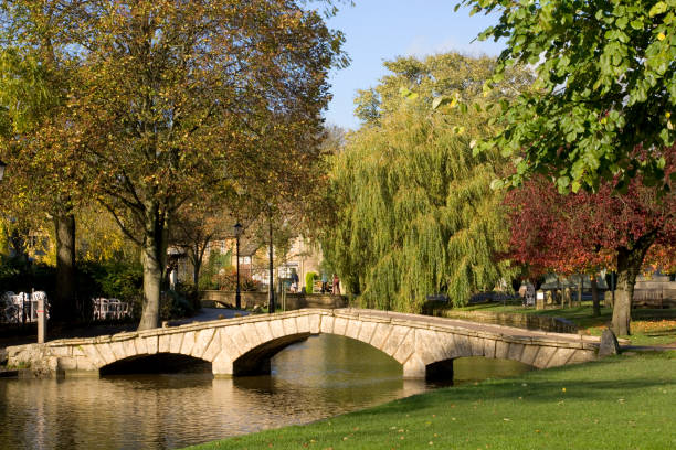 au royaume-uni, cotswolds, gloucestershire, bourton-on-the-water, la rivière windrush, automne - cotswold photos et images de collection