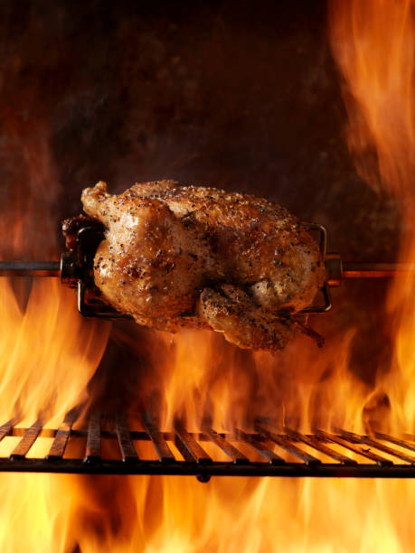 pollo arrosto sul barbecue - rotisserie roast chicken chicken roasted foto e immagini stock