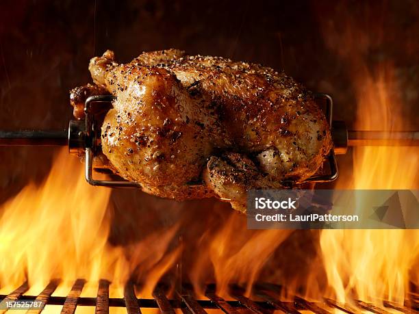 Pollo Arrosto Sul Barbecue - Fotografie stock e altre immagini di Girarrosto - Girarrosto, Carne di pollo, Pollo arrosto