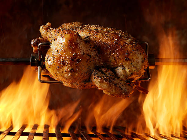 frango assado na churrasqueira - chicken rotisserie barbecue grill roast chicken - fotografias e filmes do acervo