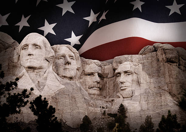 monte rushmore sfondo con bandiera americana - mt rushmore national monument president george washington mountain foto e immagini stock