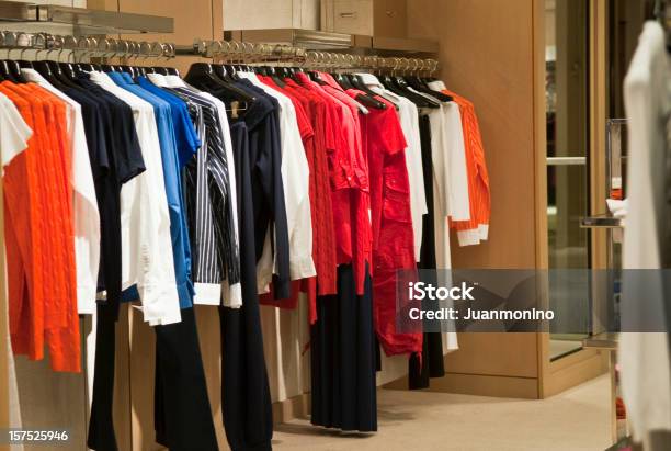 Leere Frauen Boutique Stockfoto und mehr Bilder von Damenmode - Damenmode, Ständer, Bekleidungsgeschäft