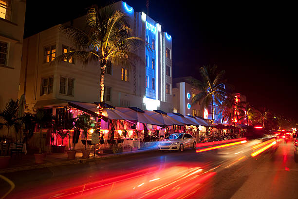 ocean drive près de la plage à miami - ocean drive south beach night miami beach photos et images de collection