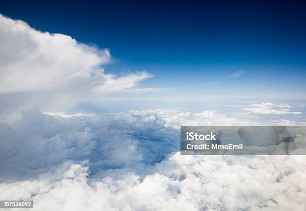 Sobre As Nuvens - Fotografias de stock e mais imagens de Acima - Acima, Ao Ar Livre, Azul