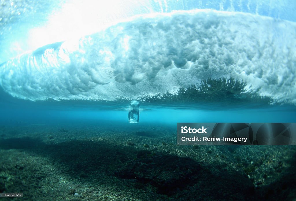 Surfeur plongée sous une déferlante - Photo de Fidji libre de droits