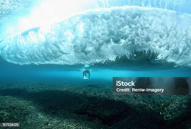 Photo libre de droit de Surfeur Plongée Sous Une Déferlante banque d'images et plus d'images libres de droit de Fidji - Fidji, Surf, Personne humaine