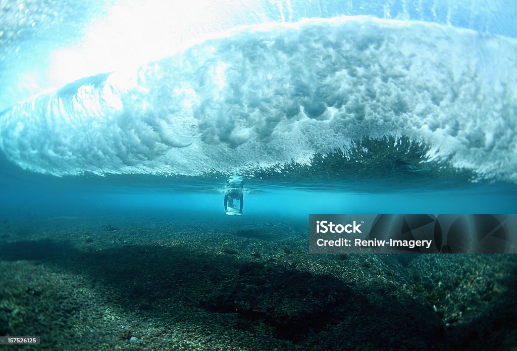 surfer na fali miejsca złamania pod - Zbiór zdjęć royalty-free (Fidżi)