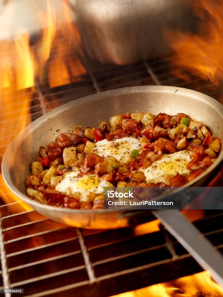 Pequeno-almoço ao ar livre em um BBQ - Royalty-free Churrascada Foto de stock