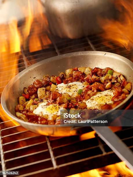 Pequenoalmoço Ao Ar Livre Em Um Bbq - Fotografias de stock e mais imagens de Churrascada - Churrascada, Grelhado, Macrofotografia