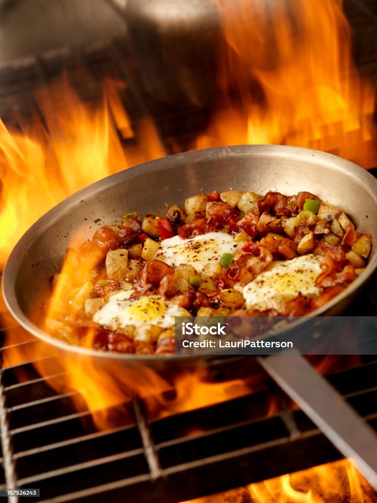 Petit déjeuner sur un barbecue en plein air - Photo de Aliment libre de droits