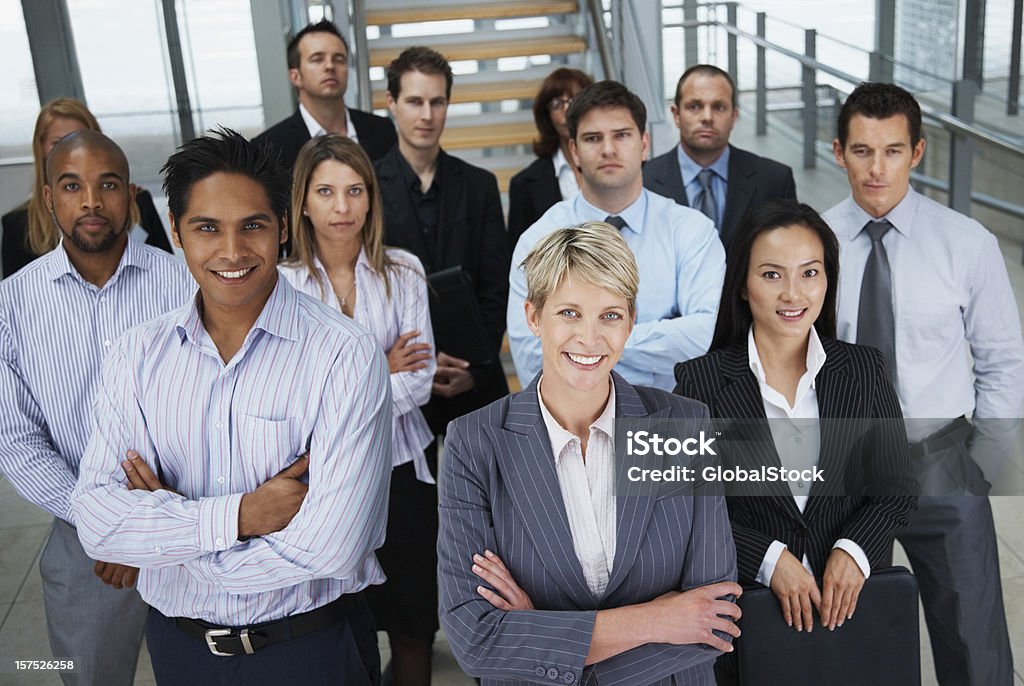Feliz colegas de negocios de pie juntos - Foto de stock de 20 a 29 años libre de derechos