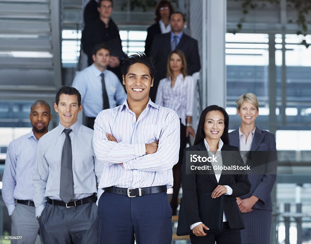 Colegas de negocios de pie y sonriendo juntos - Foto de stock de Empleado administrativo libre de derechos